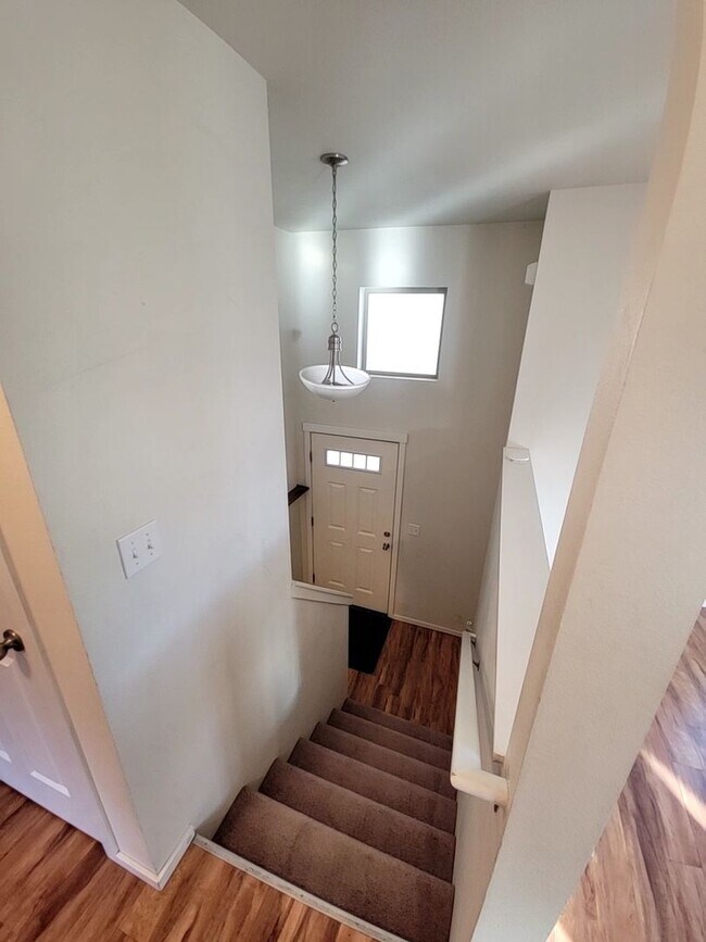 Building Photo - Large 4 Bed Split, Available Now! Pets Okay!