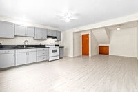 Building Photo - Newly renovated 3/1 with 2 Parking stalls
