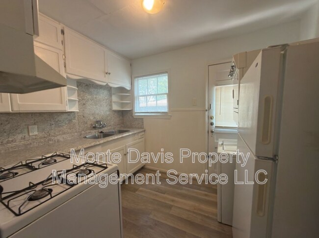 Building Photo - 3300 Robinson Ave