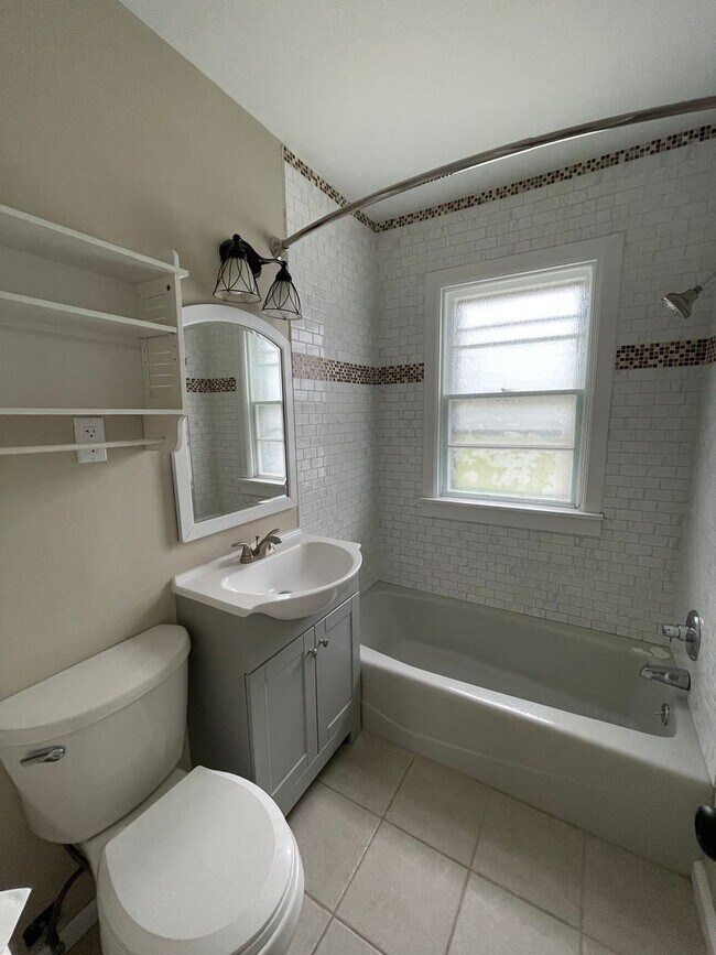 Building Photo - Family Friendly Home in Oakwood Estates