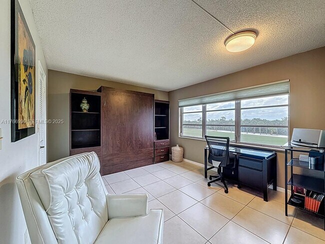 Building Photo - 9411 N Hollybrook Lake Dr