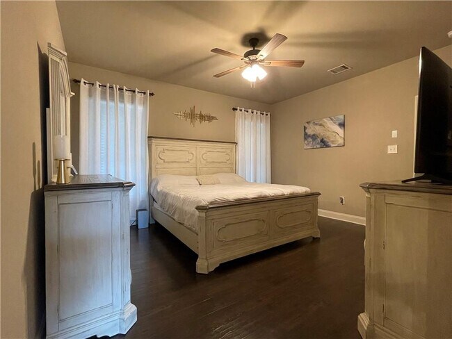 Building Photo - 70404 Chambly Ct