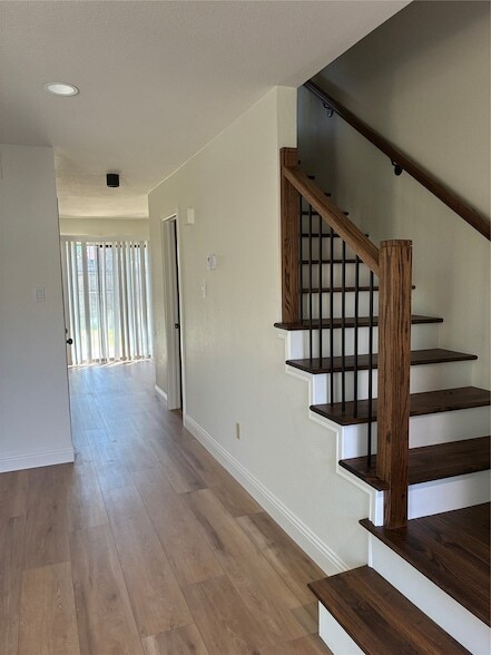 Building Photo - 2101 Mistletoe Ave