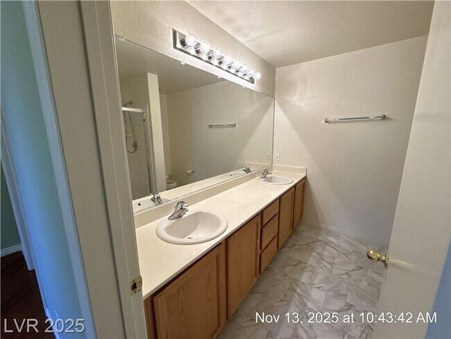 Building Photo - GORGEOUS 2nd FLOOR UNIT IN DESIRABLE GATED...