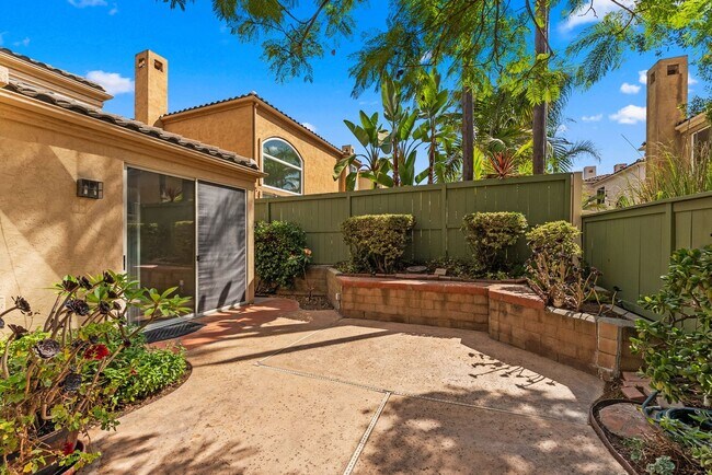 Building Photo - 4 Bed/2.5 Bath Vista Residence Beautifully Upgraded and Ready for Move In!