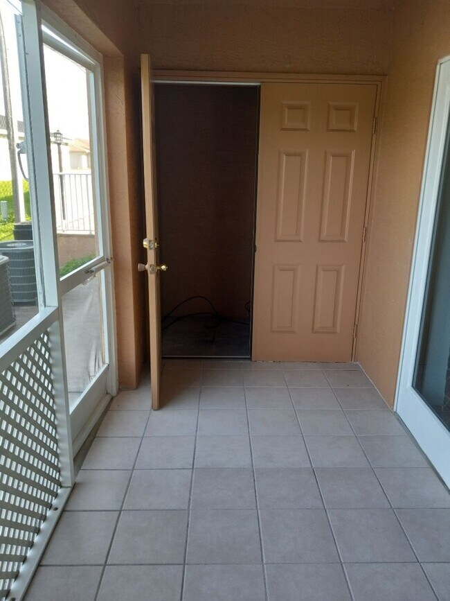 Building Photo - spacious townhouse.2 Bedrooms with 2-1/2 bathrooms