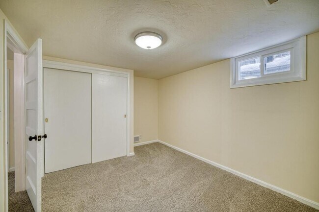 Building Photo - 225 E 25th St