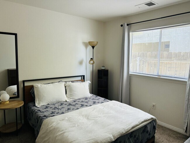 Building Photo - 3 bedrooms, 2 full bathrooms single-story home located in the heart of Visalia, CA.