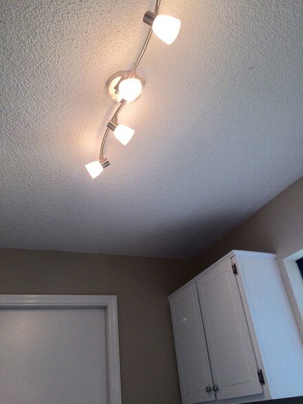 Building Photo - 105 Pinedale Dr