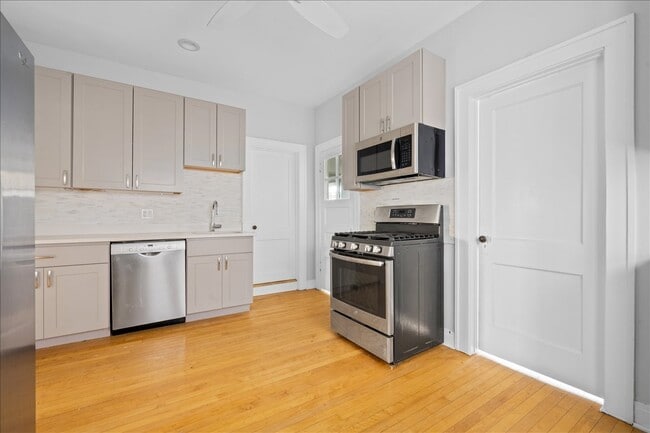 Building Photo - 911 Green Bay Rd