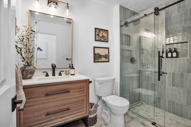 Building Photo - 3006 E Lake Falls Cir