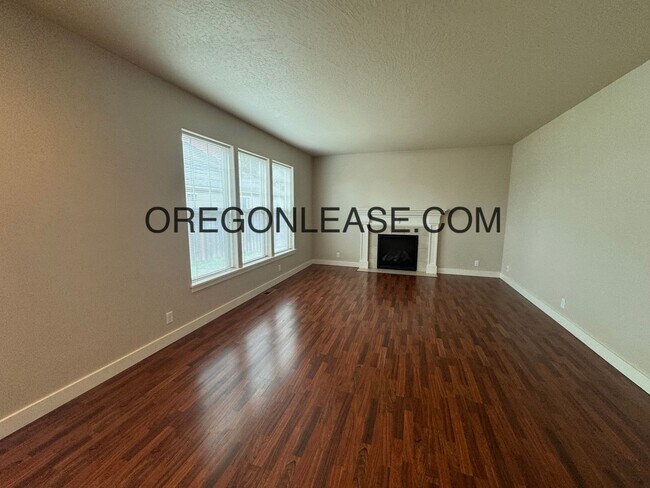 Building Photo - 4 Bedroom / 2 Bath – 1,899 Sq Ft Springfie...