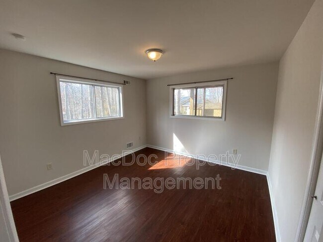 Building Photo - 3621 Lakeview Pkwy