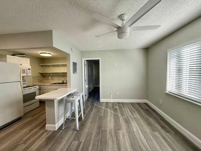 Building Photo - 820 NE 17th Ave