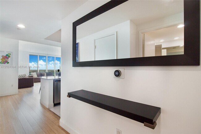 Building Photo - 950 Brickell Bay Dr