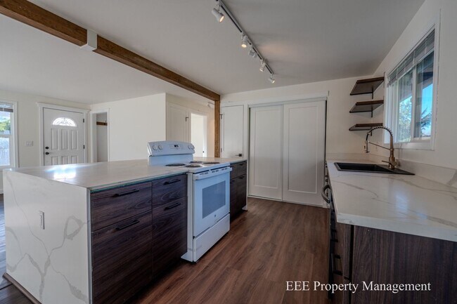 Building Photo - Cozy Redmond Rambler ready for move in NOW