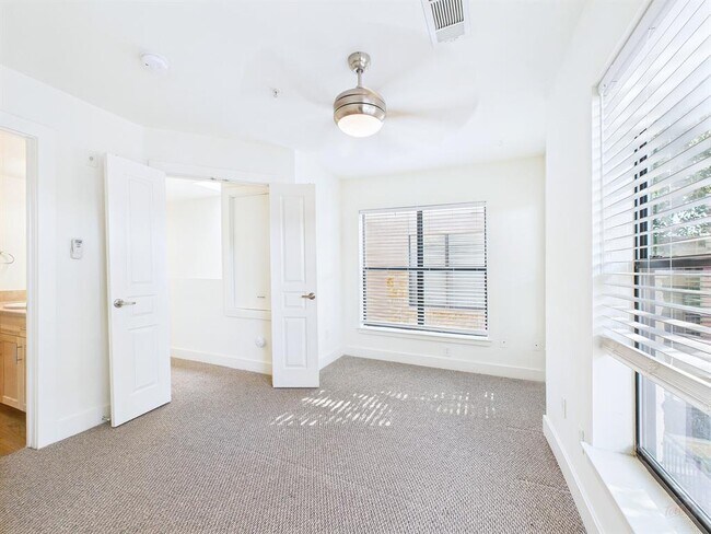 Building Photo - 711 W 32nd St
