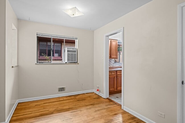 Building Photo - Fantastic Two Bedroom Duplex in University...