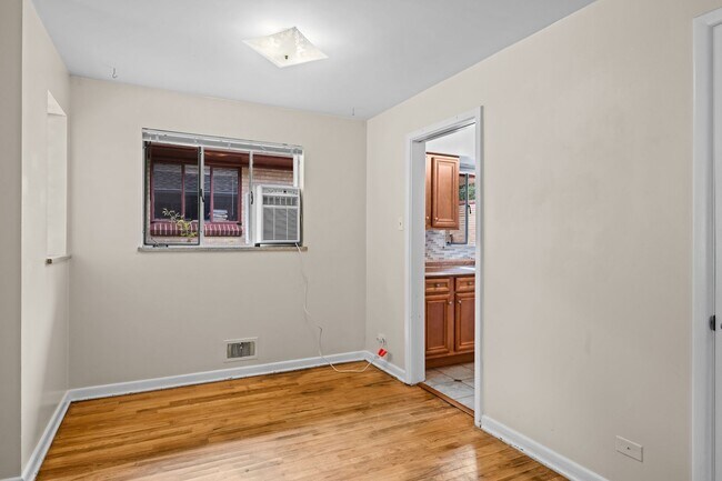 Building Photo - Fantastic Two Bedroom Duplex in University Neighborhood!