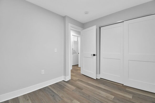 Building Photo - Freshly Renovated Duplex. Upstairs and Downstairs Units Available Now. Schedule a Schedule Today!