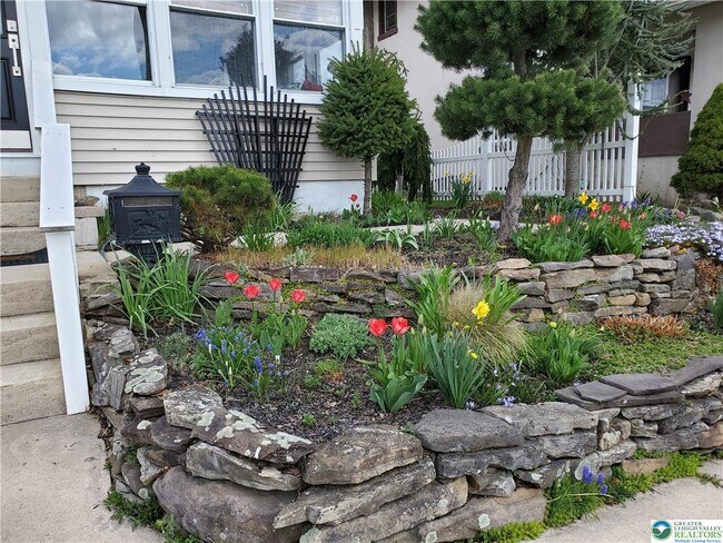 Building Photo - 628 Coal St