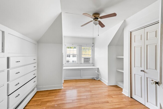 Building Photo - Bright & Comfortable North Providence Sing...