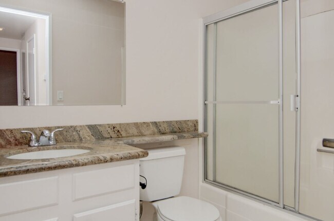 Building Photo - Spacious End-Unit 2 Bed, 2 Bath with Den For Lease in Irvine