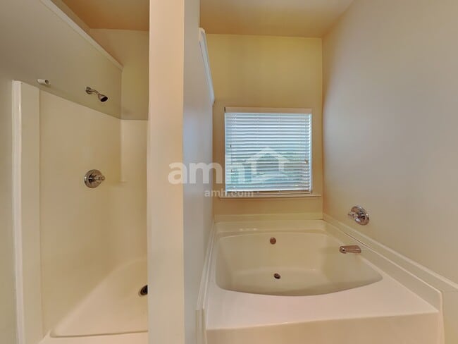 Building Photo - 975 Donington Cir