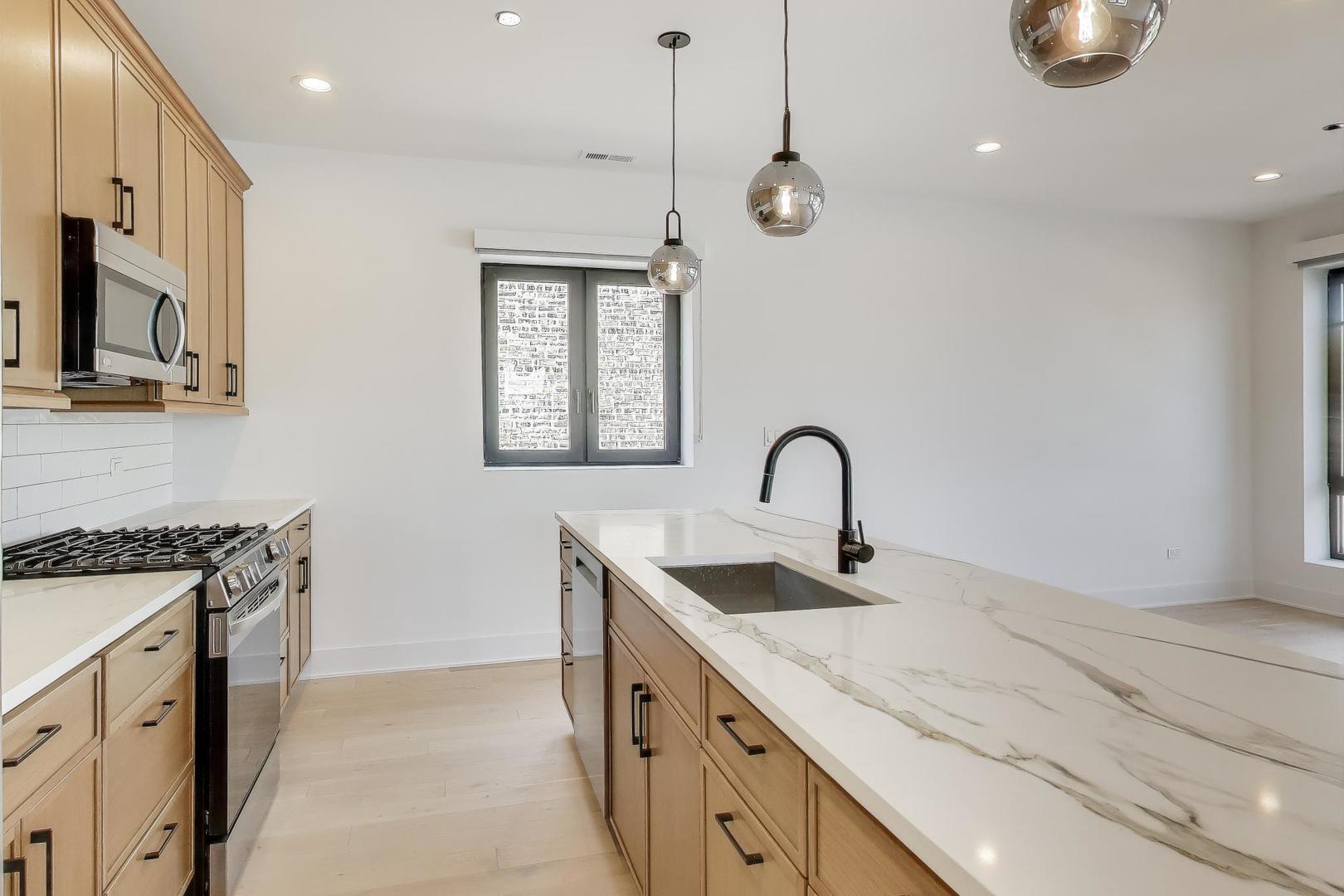 Building Photo - 1619 W Lawrence Ave