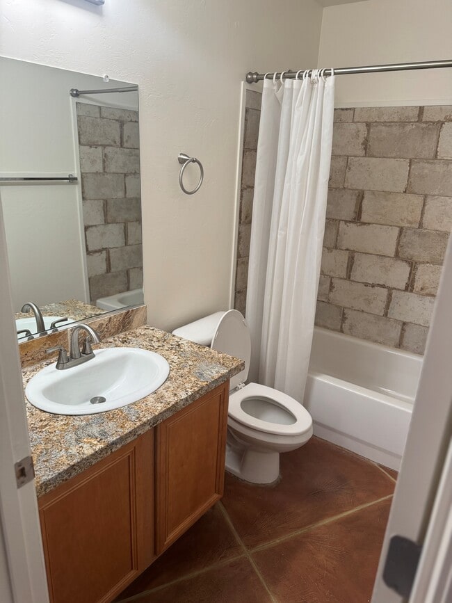 Building Photo - 2435 N Silver Mosaic Dr