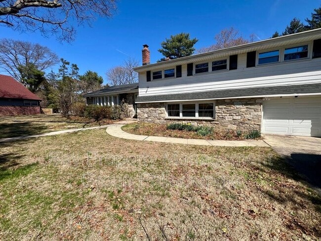 Building Photo - 303 Hedgerow Ln