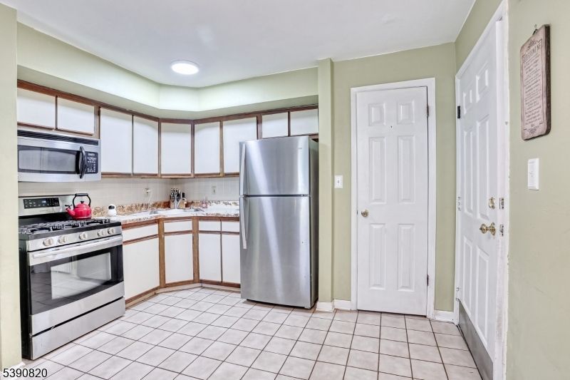 Building Photo - 2400 NE 10th St