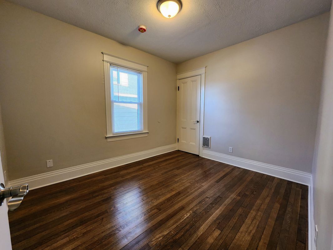 Building Photo - 676 Parsells Ave