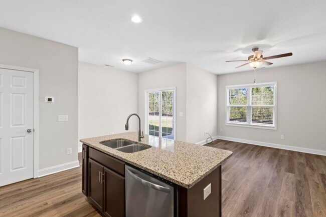 Building Photo - Beautiful Townhome!