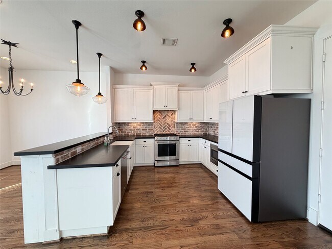 Building Photo - 2807 Old Pecan Grove Ln