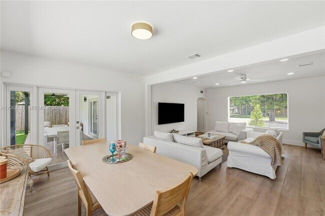 Building Photo - 10801 Peachtree Dr