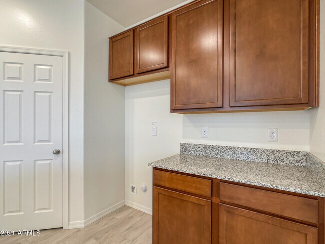 Building Photo - 8847 Fleetwood Ln