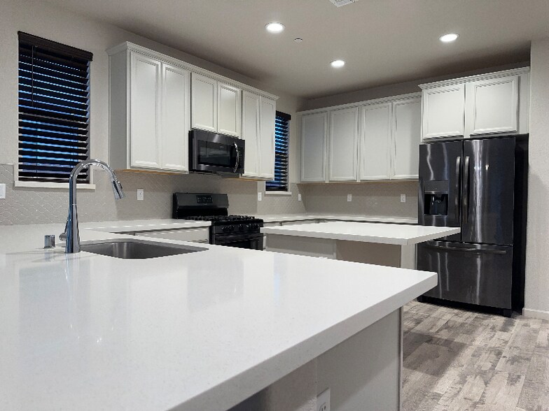 Building Photo - 2375 Creekview Dr