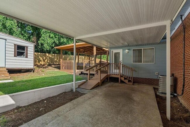 Building Photo - 5 Bedroom and 3 Bathroom home available to...