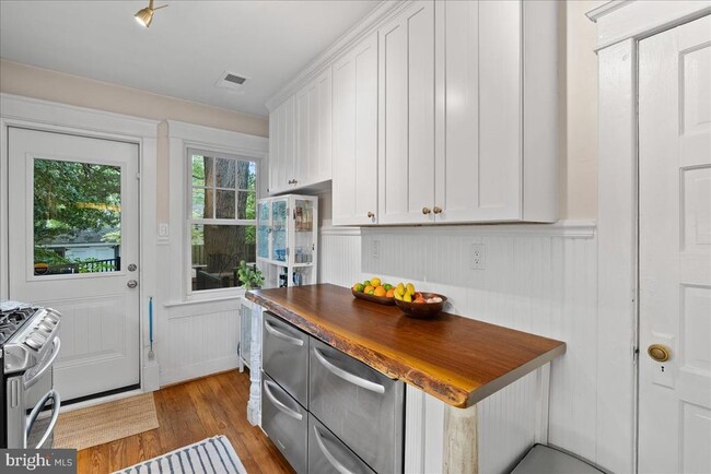 Building Photo - 23 E Walnut St