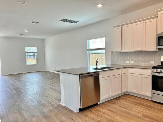 Building Photo - 290 Silver Glen Dr