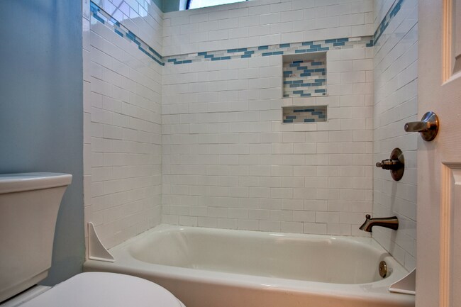 Building Photo - 617 13th Ave S