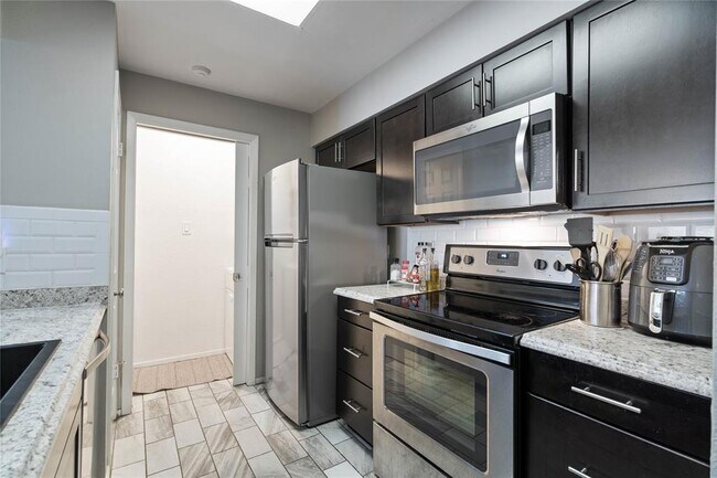 Primary Photo - 807 W 25th St