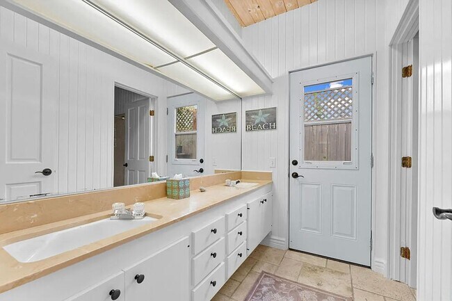 Building Photo - 6241 Frondosa Dr