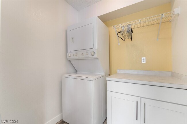 Building Photo - 3949 S Torrey Pines Dr