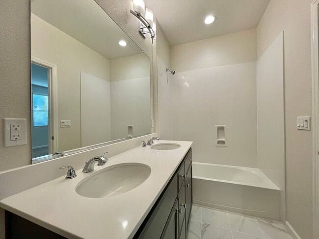 Building Photo - Newer Napa 2 Bedroom 2 Bathroom Condo; Both Bedrooms En-Suite