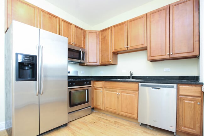 Building Photo - Two Bedroom in Bronzeville!
