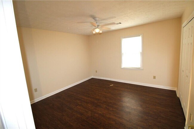 Building Photo - 2320 Ridgedale Dr SW