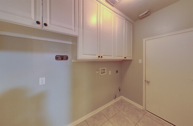 Building Photo - 2610 Ledgebrook Ln