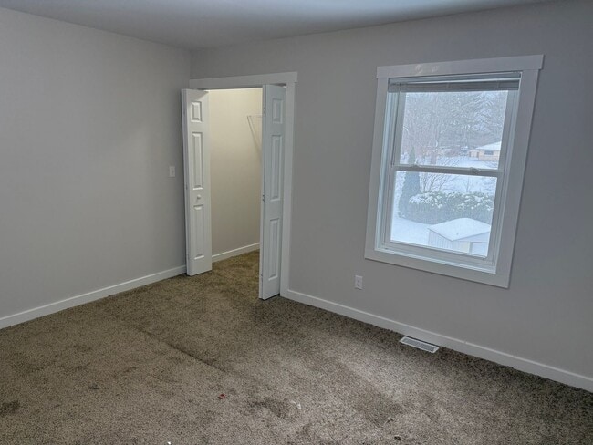 Building Photo - Elizabeth - 321/323